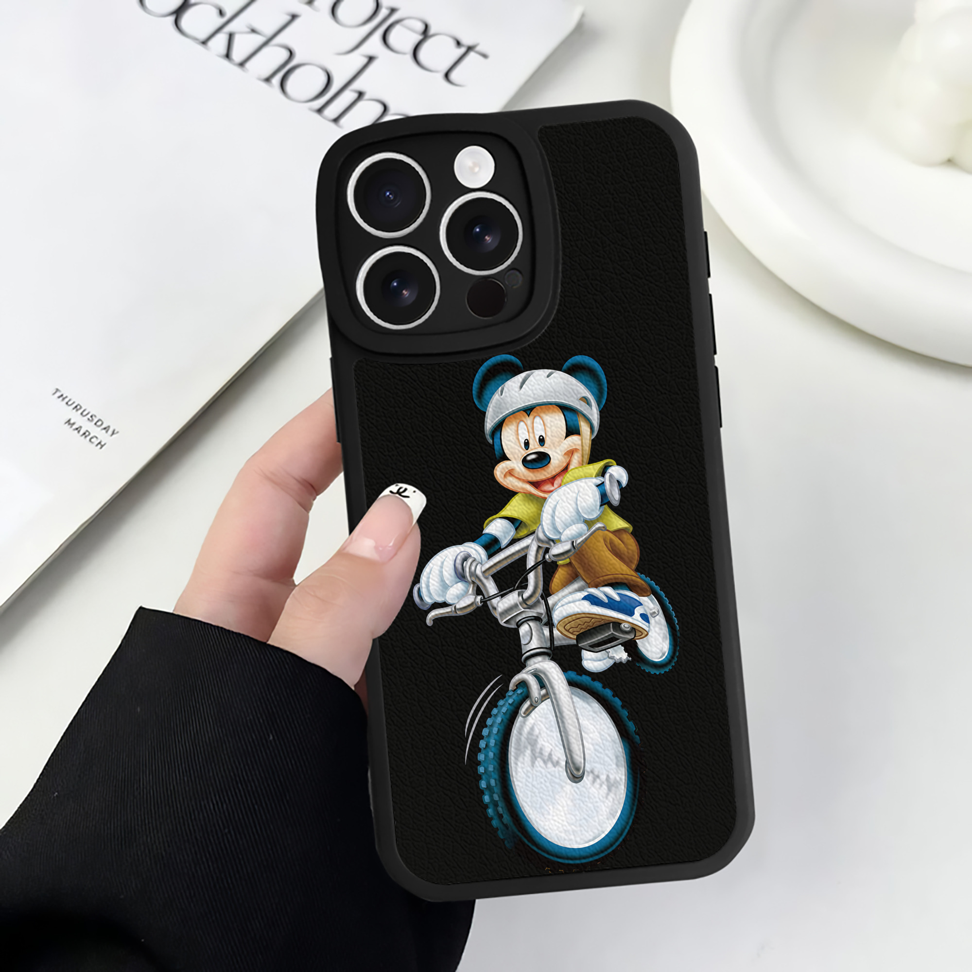 （画像用） ミッキーマウス Mickey Mouse 【iPhone 16シリーズ対応】シリコンスマホケース（レザー調） 材質：シリコン